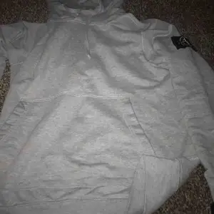 Stone island hoodie använd ett par gånger bra sick säljer  pågrund av är behov av pengar 