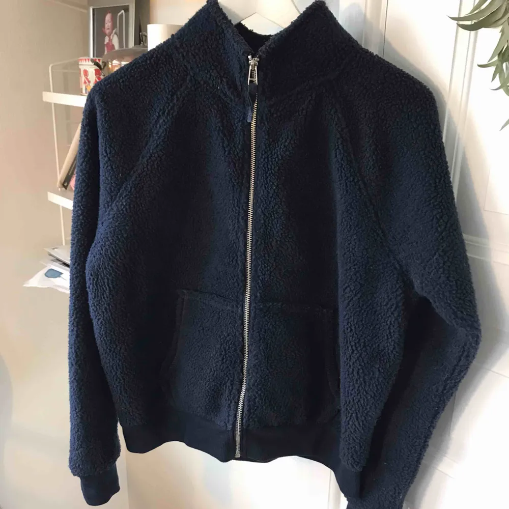Fin mörkblå pilé jacka /tröja från hm Strl S Aldrig använd Skickas spårbart via post nord 63kr köparen betalar frakten. Tröjor & Koftor.