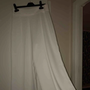  - Fina vita vida byxor från chiquelle, storlek 38🤗 Aldrig använda, säljer pga för små. Dragkedja på sidan. Köpare står för frakt✨