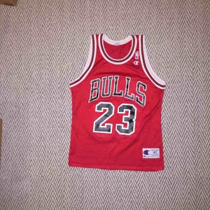  - Chicago bulls basket linne i 7/10 skick,  bokstäverna är lite slitna  Det står ingen storlek i det men skulle gissa på att det är medium  Kan skickas om köparen betalar frakten 