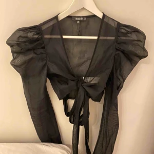  - Jag säljer en jätte fin blus/topp med puffarmar Jätte bra skick 10/10 Använd en gång 