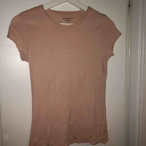  - Baby rosa calvin Klein t shirt i storlek XS, tröjan är i gott skick.