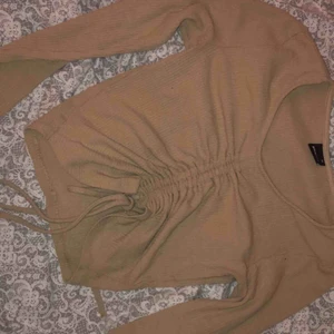  - Beach topp från Gina tricot. Använd 2-3 gånger så verkligen nyskick. Jättefin men har ej kommit till användning