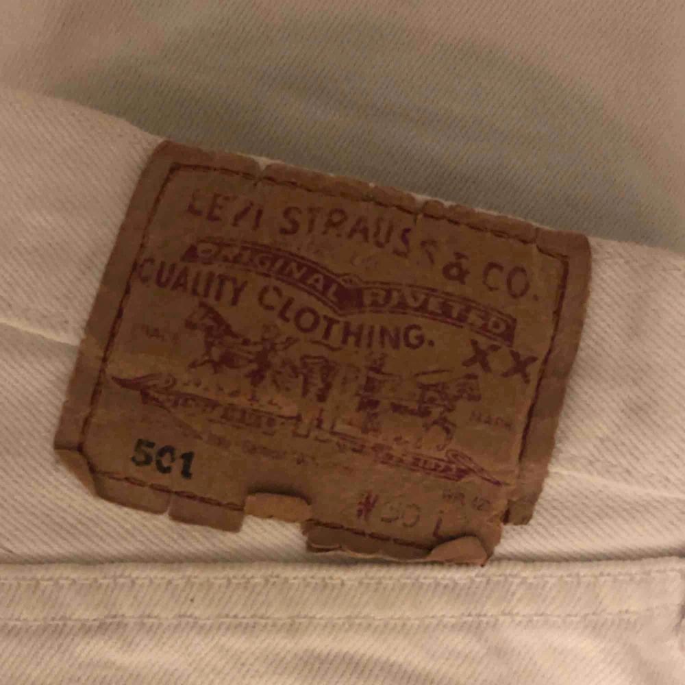 Vita jeans från Levis! Inköpspris 500! Säljer pga för små! Köparen står för frakt! 💕💕. Jeans & Byxor.