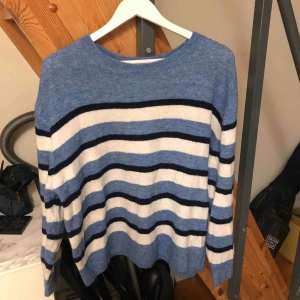  - Stickad tröja från H&M. Endast använd ett fåtal gånger. Storlek L.