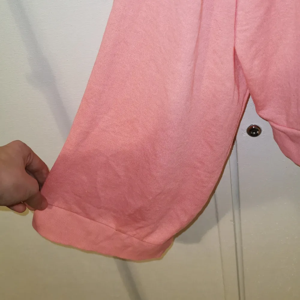 Rosa hoodie som är kort i magen med vida armar. Endast provad, från H&M. . Tröjor & Koftor.