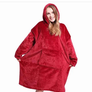 Hoodie blanket - Väldigt söt och mysig stor hoodie blanket, perfekt till vintern då den är jätte varmt. I fin och ny skick! One size!