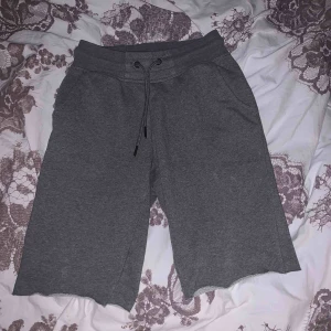  - Mjukis shorts som jag klippt själv, om ni bor i sthlm kan vi mötas i TC om du är intresserad annars står kunden för frakten:)