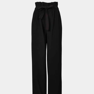  - Säljer mina svarta byxor från BIK BOK. Tog bilderna från hemsidan. Exakt likadana, storlek L. Passar mig som är större M.