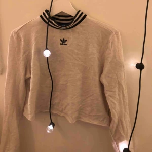  - Avklippt adidas tröja, mycket snygg med ett par svarta pösigare jeans vens och väska :)  Frakt ingår i priset :) 