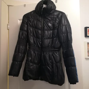 - Svart lite glansig dunjacka från Puma.