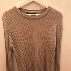  - 9/10 skick Säljes pga för liten Den är beige, och lite ljusare än vad som syns på bilden!