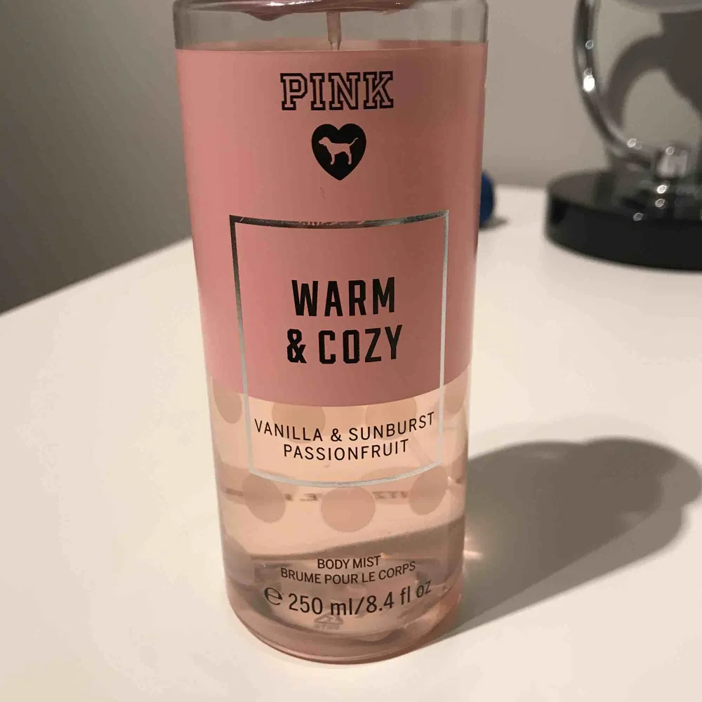 En helt ny underbar parfym ifrån Victoria Secrets Pink!💞 Väldigt fräsch och härlig doft perfekt till vilket tillfälle som helst, frakten står köparen för💘 Endast testad på och säljes pga har för många parfymer😙. Övrigt.