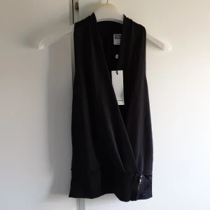 Ny snygg topp  - Ny svart topp från Vero Moda i storlek S. Lapp sitter kvar. Köparen står för frakten.