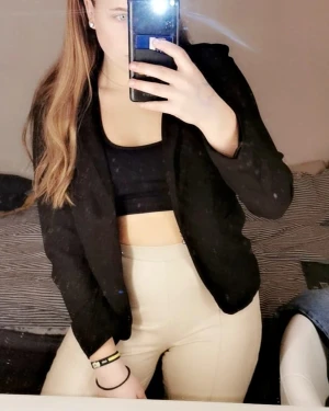 Kavaj - Svart enkel kavaj, passar perfekt till vardags eller festen. Inklusive frakt