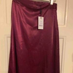  - Nakd lång siden kjol.  Sitter otroligt fint!