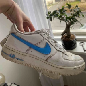  - Ett par blåa slitna air force 1!! Jag har målat själv på skorna och vet inte hur bra färgen håller. Skorna är slitna och skador finns på de. 