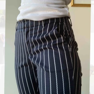  - Marinblåa kostymbyxor, med vita streck. Second hand köpta men ursprungligen från Kappahl. 🌱storlek 36.   Möts upp i Stockholm, annars står köparen för fraktkostnaden 