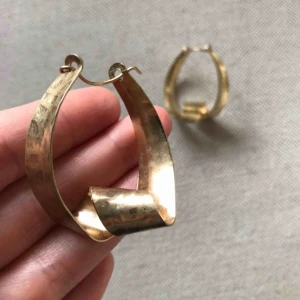  - Örhängen från HM. Använda men i mycket gott skick!   Kan skickas för 11kr med frimärke. 