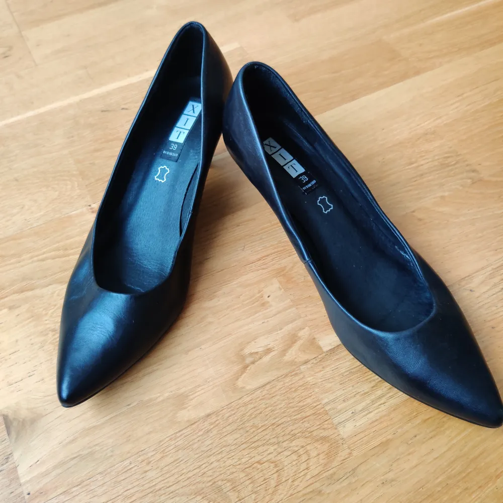 *frakt ingår i priset* Simple classic pointed black shoes on a low heel that should match a variety of outfits. Had for special occasion, worn a little, but can be only seen frm the soles, front has zero defects. Don't really wear heels often anymore.. Skor.