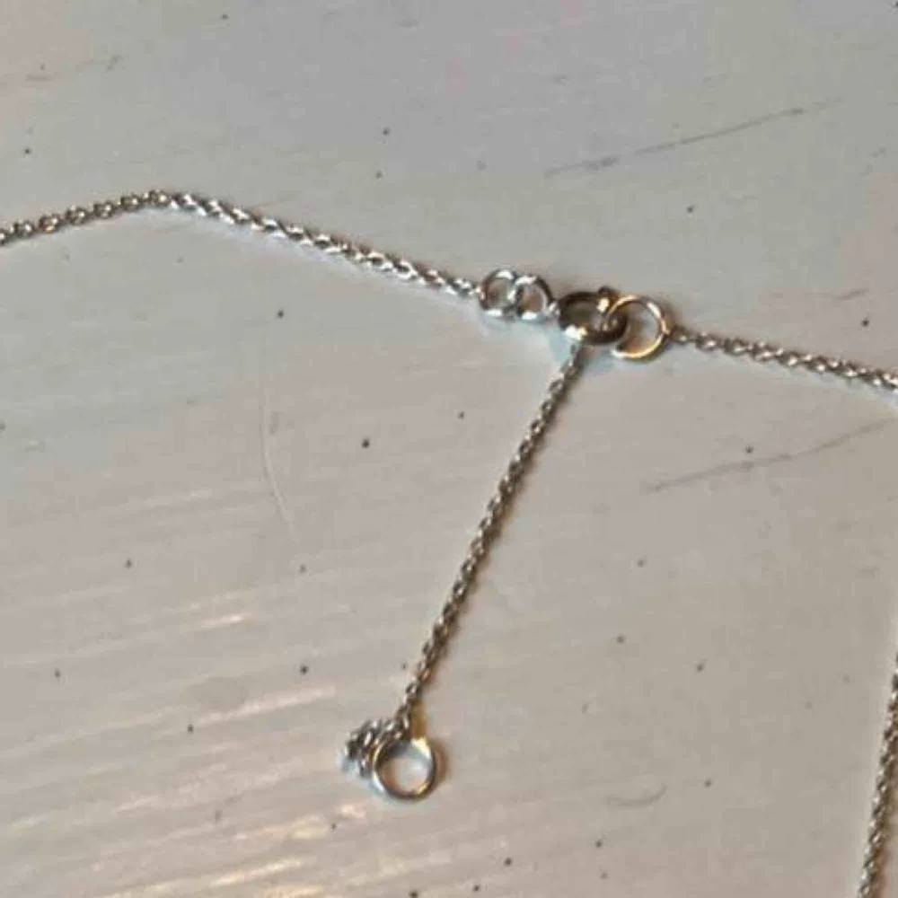 väldigt fint halsband i silver det är ett nyckellås på änden av halsbandet . Accessoarer.