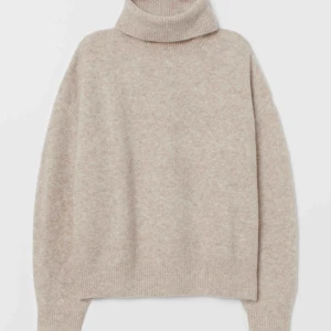  - Väldigt skön stickad tröja med polokrage från H&m. Tar swish och frakt tillkommer.