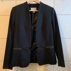  - Fin sparsamt använd kavaj med gulddetaljer vid ärmar och fickor från H&M.  Kan mötas i Lund eller så står köparen för frakt! :)