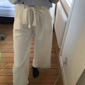  - Fina vita vida byxor från Madlady (märket Parisian)💥snörning som går att ta ur i midjan och fickor fram💜uppsydda sedan uttagen syning (bild 3)🌸använda 2 gånger😝frakt 65kr💕