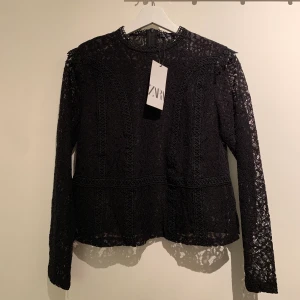 Spets top  - Spets top från Zara, helt oanvänd. Säljer pga att de inte är min stil längre. 