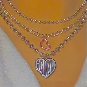 iGirl halsband - Säljer mitt iGirl halsband eftersom det ingen kommer till användning och jag behöver pengar. Det är i väldigt bra skick. Bilden är lånad <3