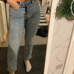 Mom jeans - Ett par sköna högmidhande mom jeans från HM. Aldrig använda💕 frakt tillkommer