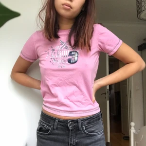 rosa - rosa tröja med mörka sömmar köpt second hand💗 står barnstorlek 122 men är verkligen mycket större än det, sitter mer som en S:)  !!!Den finns kvar!!!