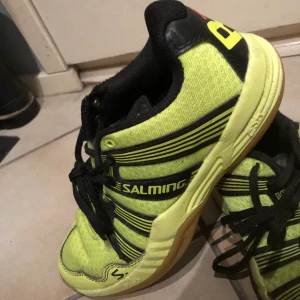 Träningsskor - Köpt precis innan jag slutade med innebandy så fint skick & sparsamt använda. Salming, reflex gul/grön, 38