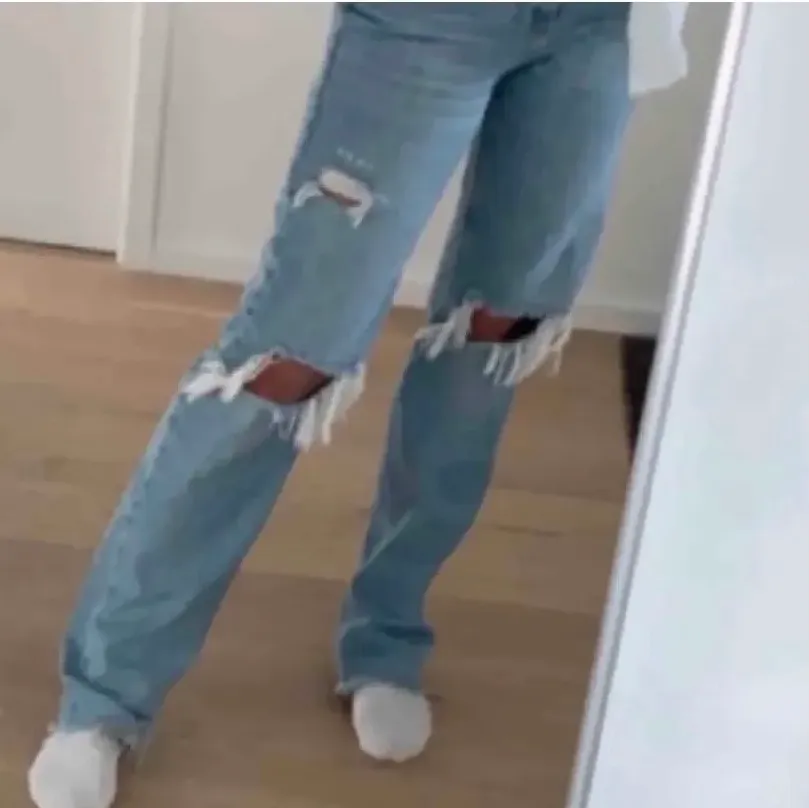 Intressekoll: Hej, jag köpte dessa byxor från Zara i srl 36 men de är lite för stora på mig, någon som möjligtvis skulle vilja byta en 34 mot en 36:a?? Skriv isåfall💕. Jeans & Byxor.