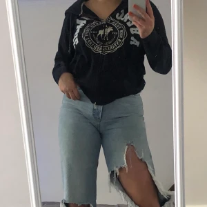 Dragkedje hoodie - Supercool dragkedejehoodie från abercrombie. Jättefinpassform och jätteskönt material💕 Sitter som en M så passar xs-M beroende hur oversized du vill ha den💕😃 säljer för 130+44kr frakt❤️