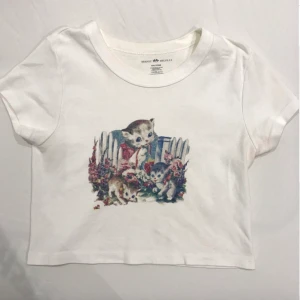 brandy melville ashley kitten top - slutsåld jätte söt brandy melville tröja/tshirt med vintage kitten print i perfekt skick. passar xs-s. köpt för drygt 300kr buda gärna rimligt. frakt kostar 39kr 
