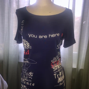 MOSCHINO KLÄNNING - Långklänning från Moschino. Materialet är stretchigt så man får fin figur i den. En perfekt sommarklänning då den är tunn och lätt.