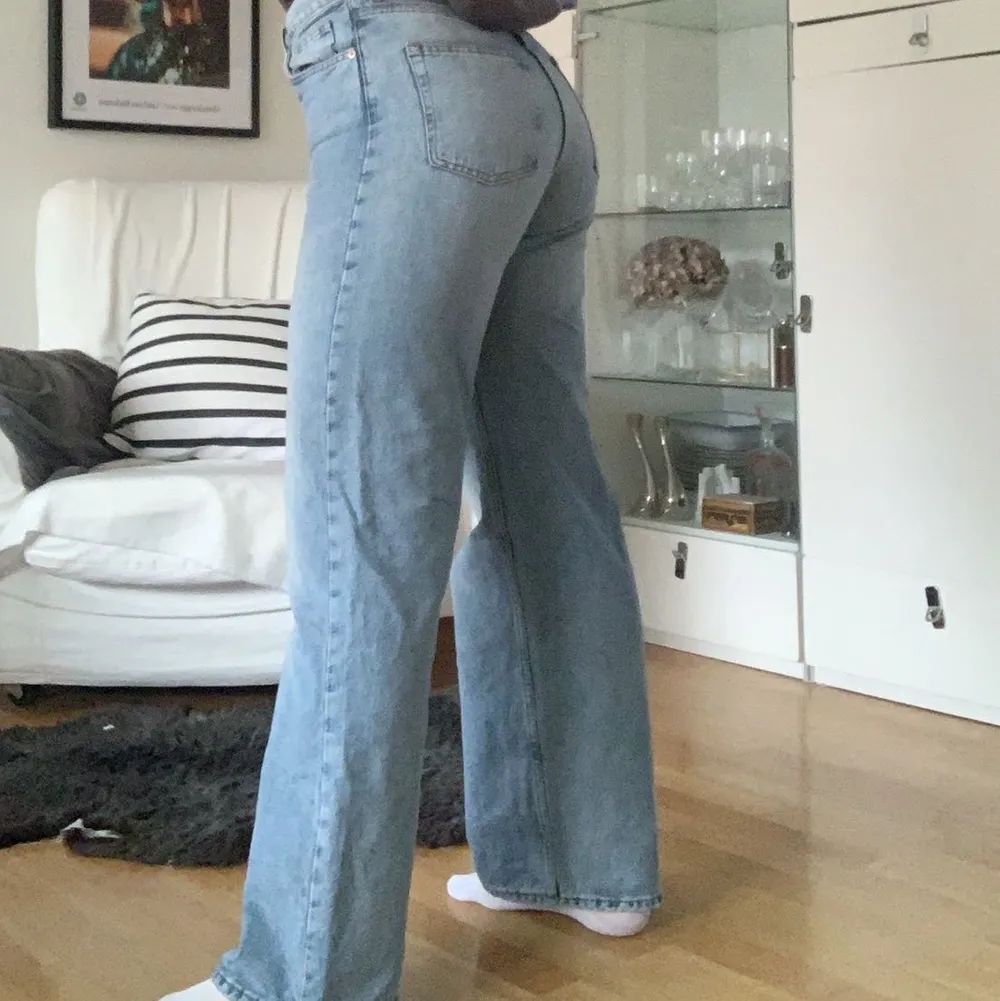 Lite vidare Jeans från monki, säljer för dem e lite för korta för mig tyvärr. Sparsamt använda! . Jeans & Byxor.