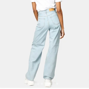 Junkyard Wide Leg - Klippte av byxorna så dom passar mig som är ca 160, klippte typ där de är vikta på bilden. Är en snygg klippning, kan skicka mer bilder vid intresse🥰 Möts upp på södermalm eller skickar mot att köpare står för frakten! Säljer ett par likadana i lila😍 budet ligger just nu på 250kr inkl frakt, avslutas 17:00 idag 25/11💞