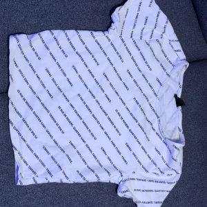 GinaTricot t-shirt strl xs - En T-shirt från Gina. Inte använd mycket. Skick 8/10. Ganska liten/ sitter tight. För stor för mig annars jättefin. Strl xs. Muddarna viks ofta upp dock.   