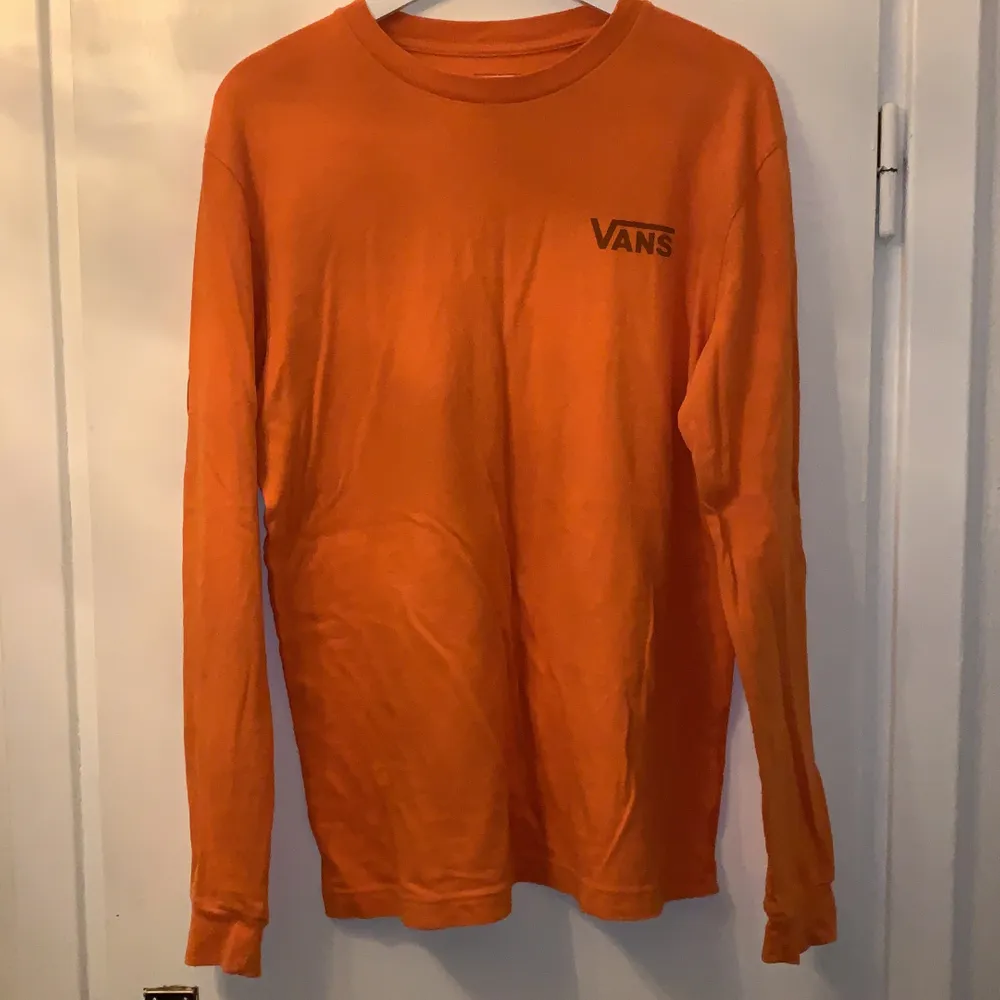 Orange långärmad t-shirt av märket vans. Herrmodell, loose fit.. T-shirts.