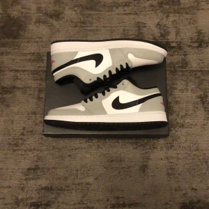 Air Jordan 1 Low Smoke Grey - Hej. Jag säljer ett helt nytt par Air Jordan 1 Low Smoke Grey i storlek 40,5 för 1700kr.                    Fraktar samma eller nästa dag efter betalning.