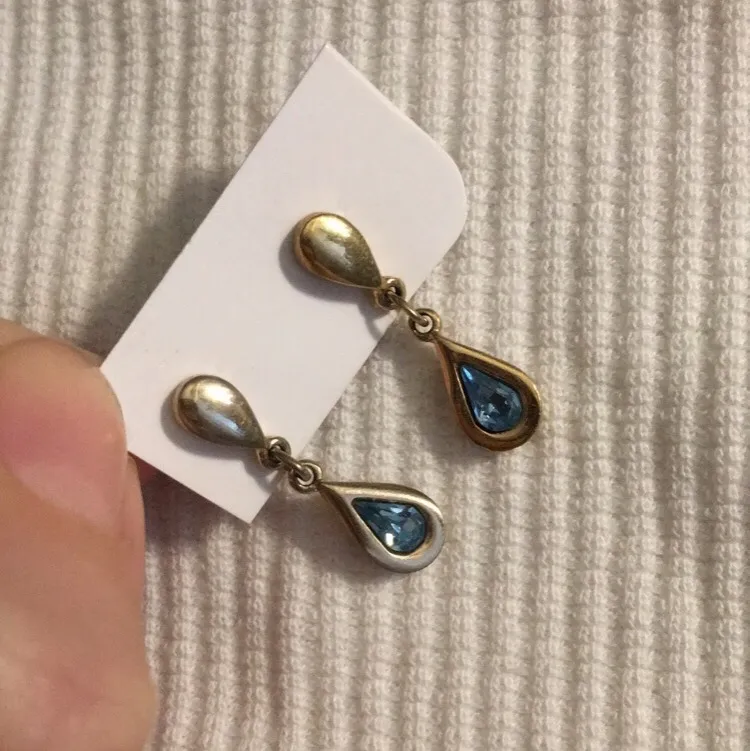 Små söta örhängen med blå stenar 🦋. Accessoarer.