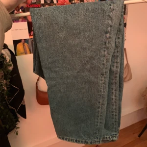 Jeans från monki i storlek 28 - Jättefina mom jeans från monki i storlek 28, endast använda ett fåtal gånger så dom är i jättefint skick. Köparen står för frakt!
