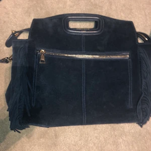 Marinblå maje väska - Ursnygg, höstlig och fin till sommaren maje väska! Väskan är använd cirka 1-2 gånger och är i mycket fint skick! Den har inga fläckar och maje texten finns tydligt kvar och har inte skrubbats bort. Jag köpte väskan för 5000kr