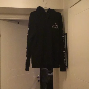 H&M hoodie - Text på armarna