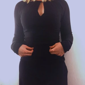 Svart topp - Säljer min fantastiska svarta topp från Gina! Den kom inte till användning som jag hoppats. Knappt använd, kanske 1-2 gånger. Har en urringning vid brösten💕 frakt tillkommer på 42kr om du inte kan mötas upp. Betalning sker via Swish innan jag skickar eller när vi möts. 