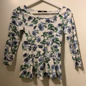 Tröja - s - 3/4 T-shirt från gina med volang nertill. Storlek S, men kan även passa en xs! (3e bilden ger en mer rättvis fräg av tröjan). 40kr + frakt. Något urtvättad, därav priset!  