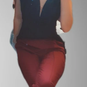 Kostymbyxor med stretch vid midjan. - Jätte fina och sjukt bekväma kostymbyxor! Dem är vinröda men det var lite svårt att få en bra bild på färgen utan att göra det vilseledande för er ❣ Som ni kan se är dem från NAKD i et helt NYTT skick. Har endast provat dem efter beställning och kände att det inte var min färg. Men jag var tyvärr inte i Eskilstuna för att lyckas skicka tillbaka dem i rättans tid. Jag hoppas att ni är ute efter ett par snygga, sköna kostymbyxor i storlek M som passar till nästan alla eventen. Köpte dem för 300 men säljer för 150 kr 