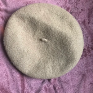 Basker - Oanvänd basker från beyond retro! Brun gul ish, svårt att sätta fingret på vilken färg det är! Men höstig är den!